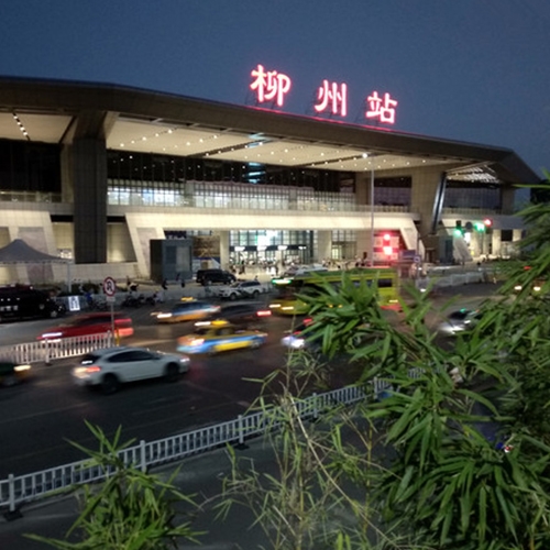 柳州市火车站斜挂式无障碍升降平台